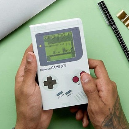     Libreta-Game-Boy-en-mano